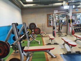 Salle de musculation avec matériel d'altérophilie